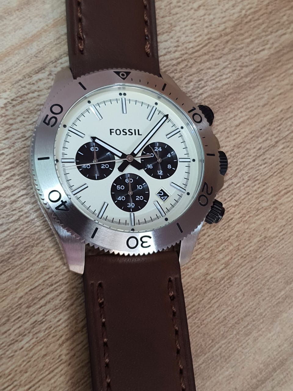  Shop Authentic Fossil Retro Traveler Chronograph White Dial Brown Leather Strap Watch for Men - CH2886 - Luxxuri