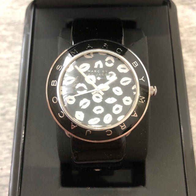  Shop Authentic Marc Jacobs Amy Black Dial Black Leather Strap Watch for Women - MBM1163 - Luxxuri
