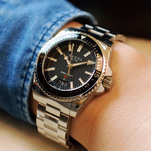  Shop Authentic Gucci Dive Quartz Black Dial Silver Steel Strap Watch For Men - YA136301 - Luxxuri