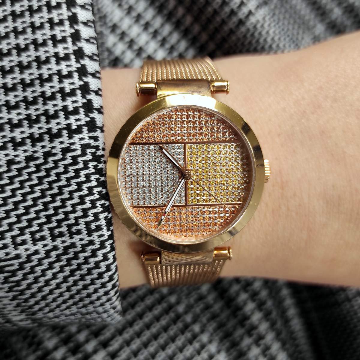  Shop Authentic Tommy Hilfiger Lynn Crystals Rose Gold Dial Rose Gold Mesh Strap Watch For Women - 1781868 - Luxxuri
