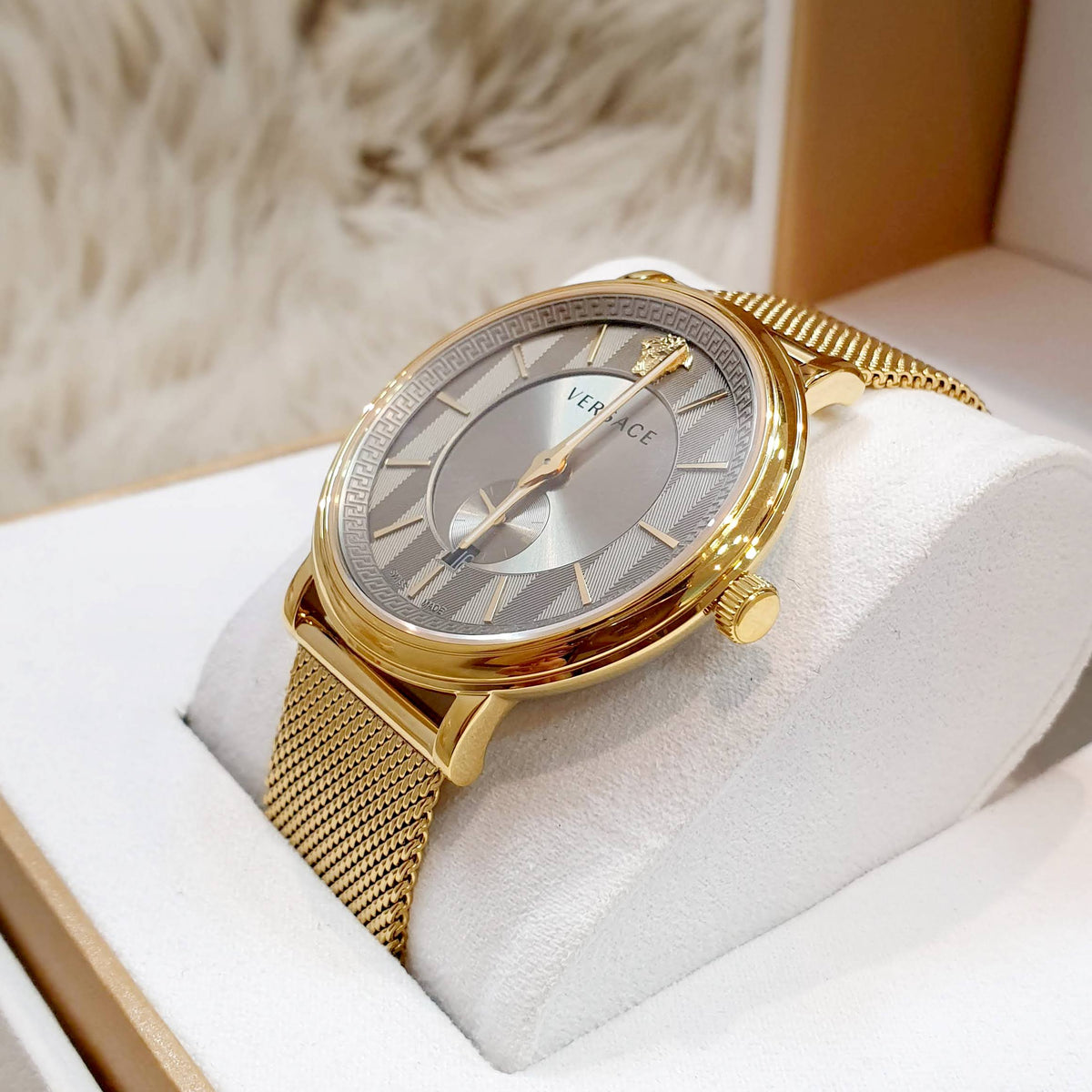  Shop Authentic Versace V Circle Quartz Gold Dial Gold Mesh Bracelet Watch For Men - VBQ070017 - Luxxuri