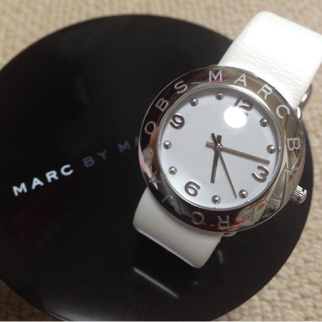  Shop Authentic Marc Jacobs Amy White Dial White Leather Strap Watch for Women - MBM1136 - Luxxuri
