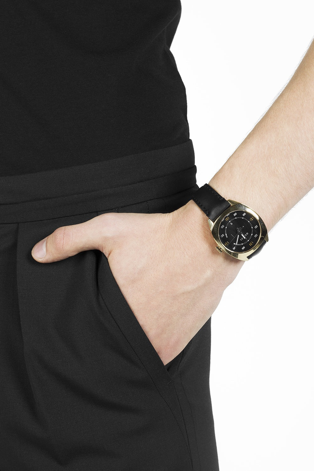  Shop Authentic Gucci GG2570 Black Dial Black Leather Strap Watch For Men - YA142310 - Luxxuri