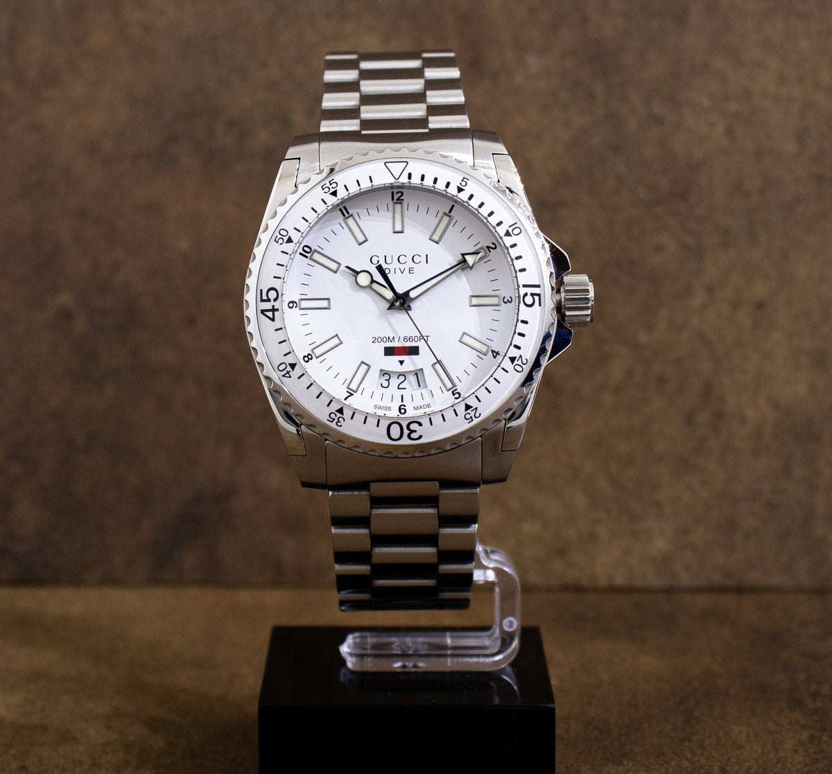  Shop Authentic Gucci Dive Quartz White Dial Silver Steel Strap Watch for Men - YA136302 - Luxxuri