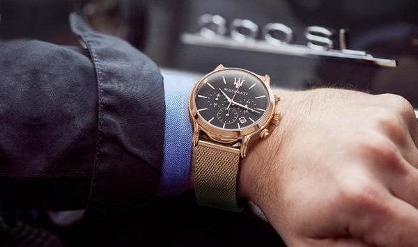  Shop Authentic Maserati Epoca Black Dial Gold Mesh Bracelet Watch For Men - R8873618005 - Luxxuri