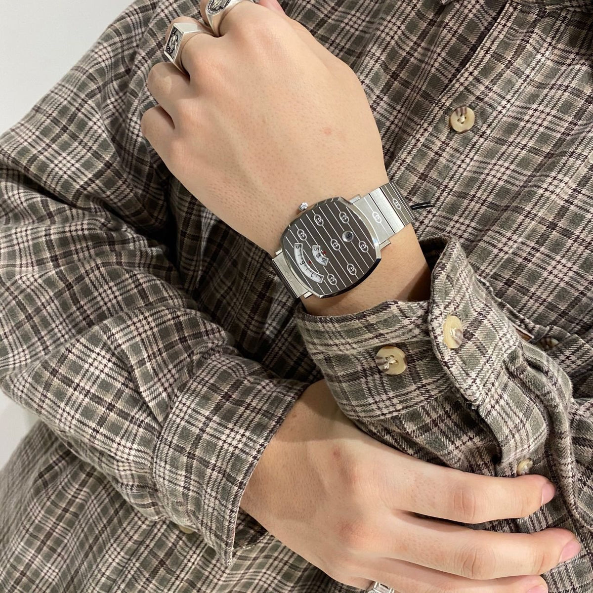  Shop Authentic Gucci Grip Quartz Silver Dial Silver Steel Strap Watch For Women - YA157410 - Luxxuri