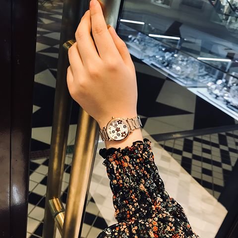  Shop Authentic Marc Jacobs Classic White Dial Rose Gold Steel Strap Watch for Women - MJ3582 - Luxxuri