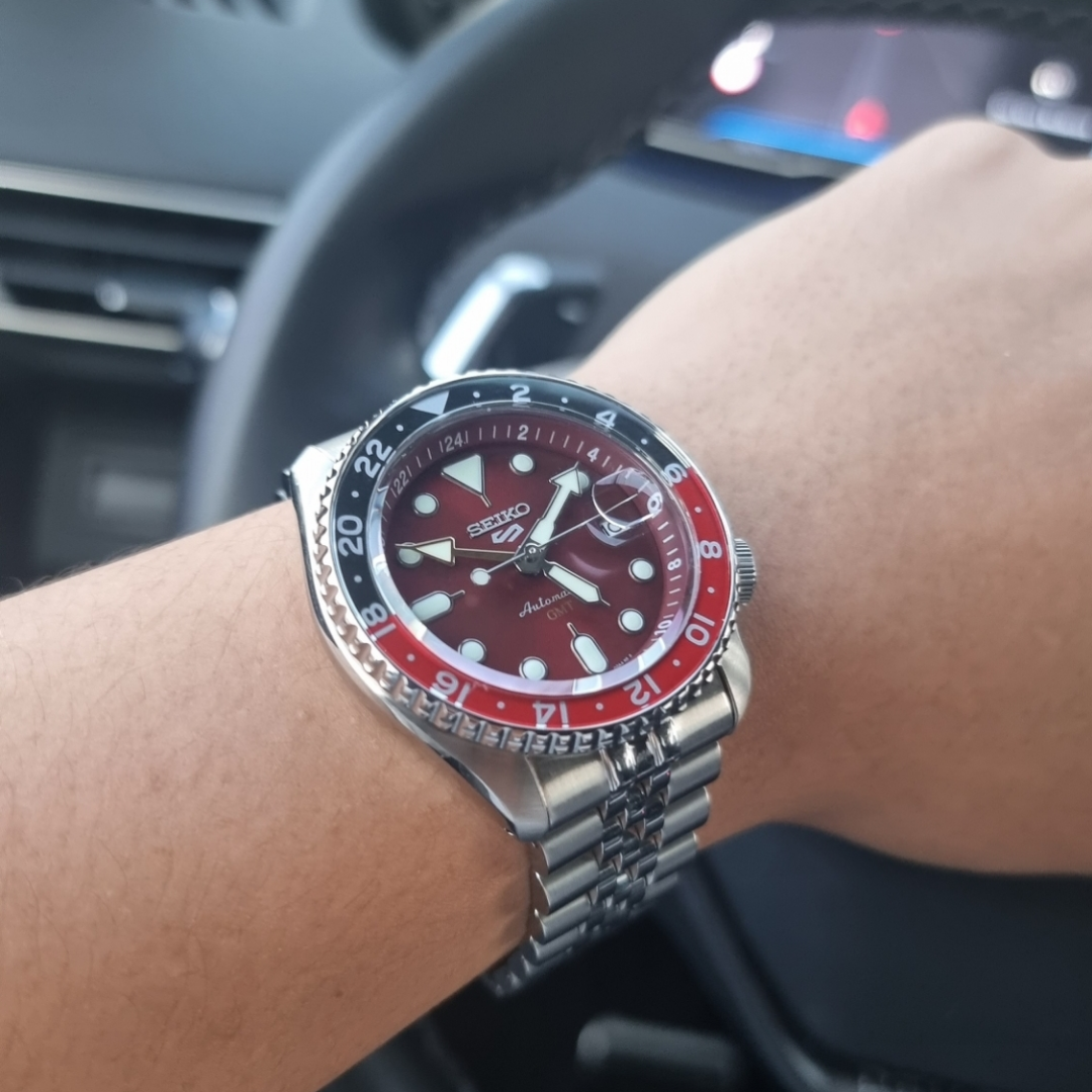  Shop Authentic Seiko 5 Sports Thong Sia Limited Edition Red Dial Silver Steel Strap Watch For Men - SSK031K1 - Luxxuri