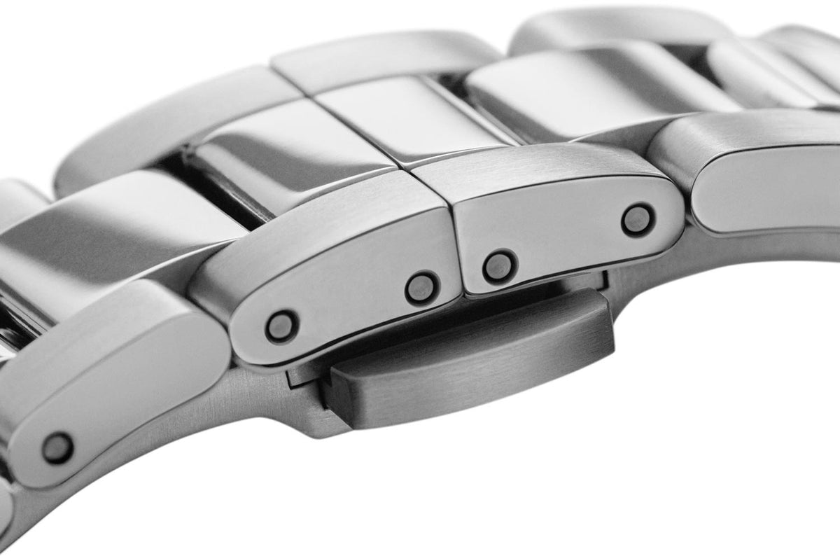  Shop Authentic Daniel Wellington Iconic Link White Dial Silver Steel Strap Watch for Women - DW00100203 - Luxxuri
