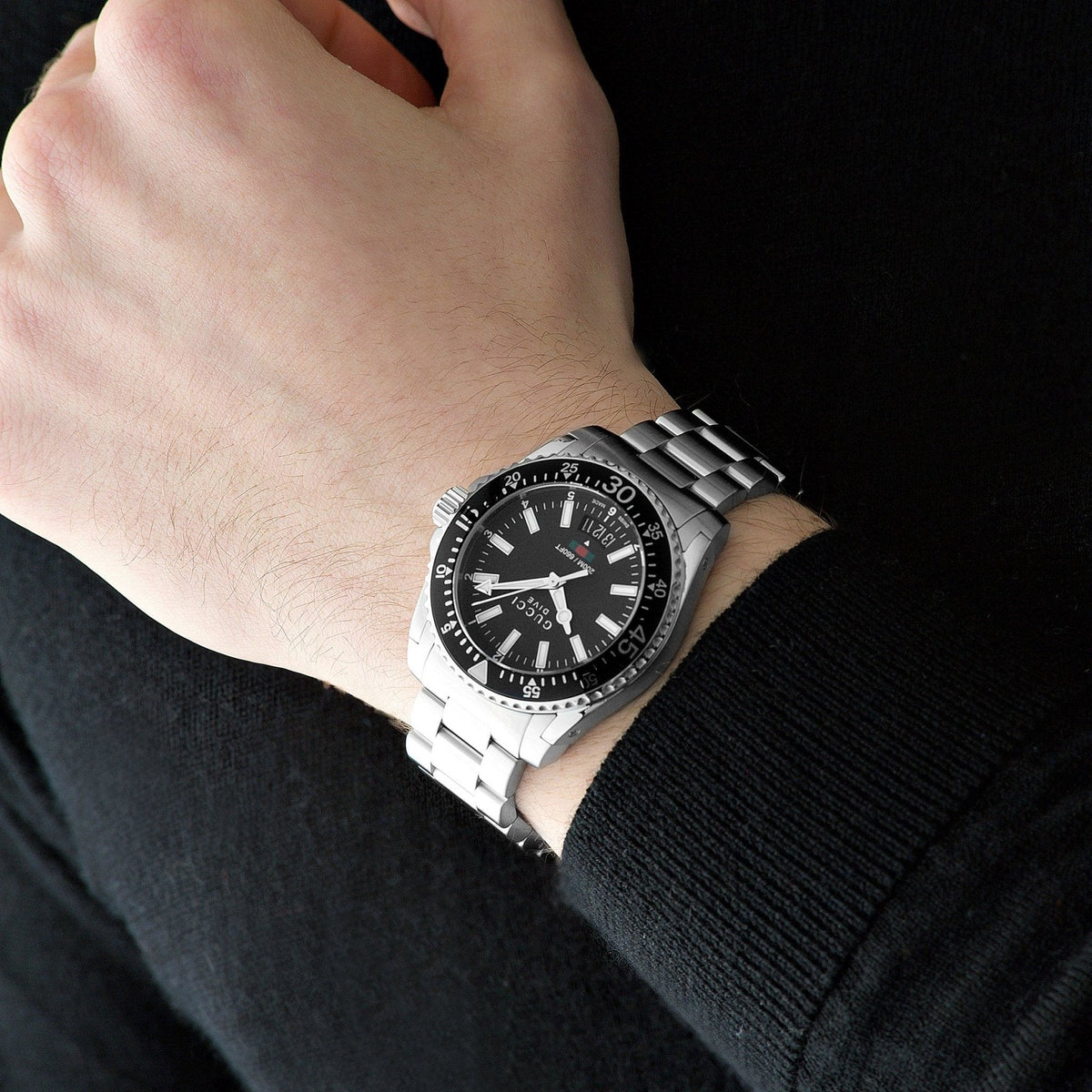  Shop Authentic Gucci Dive Quartz Black Dial Silver Steel Strap Watch For Men - YA136301 - Luxxuri
