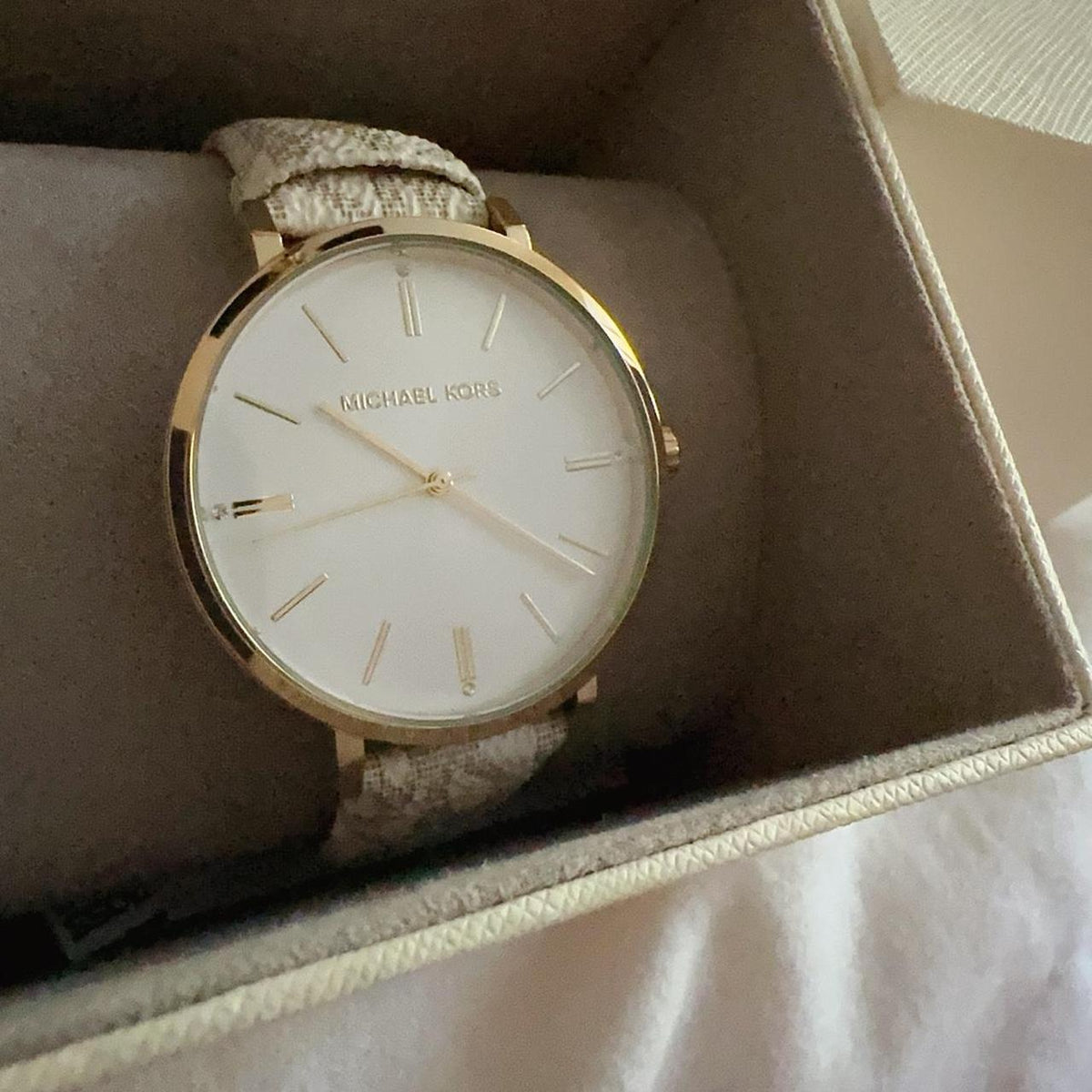  Shop Authentic Michael Kors Pyper Analog Silver Dial White Leather Strap Watch for Women - MK2946 - Luxxuri