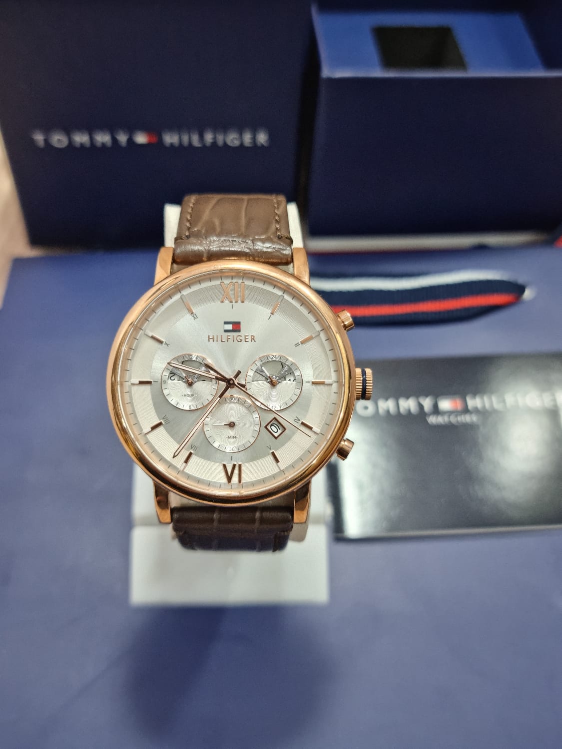  Shop Authentic Tommy Hilfiger Evan White Dial Brown Leather Strap Watch for Men - 1710394 - Luxxuri