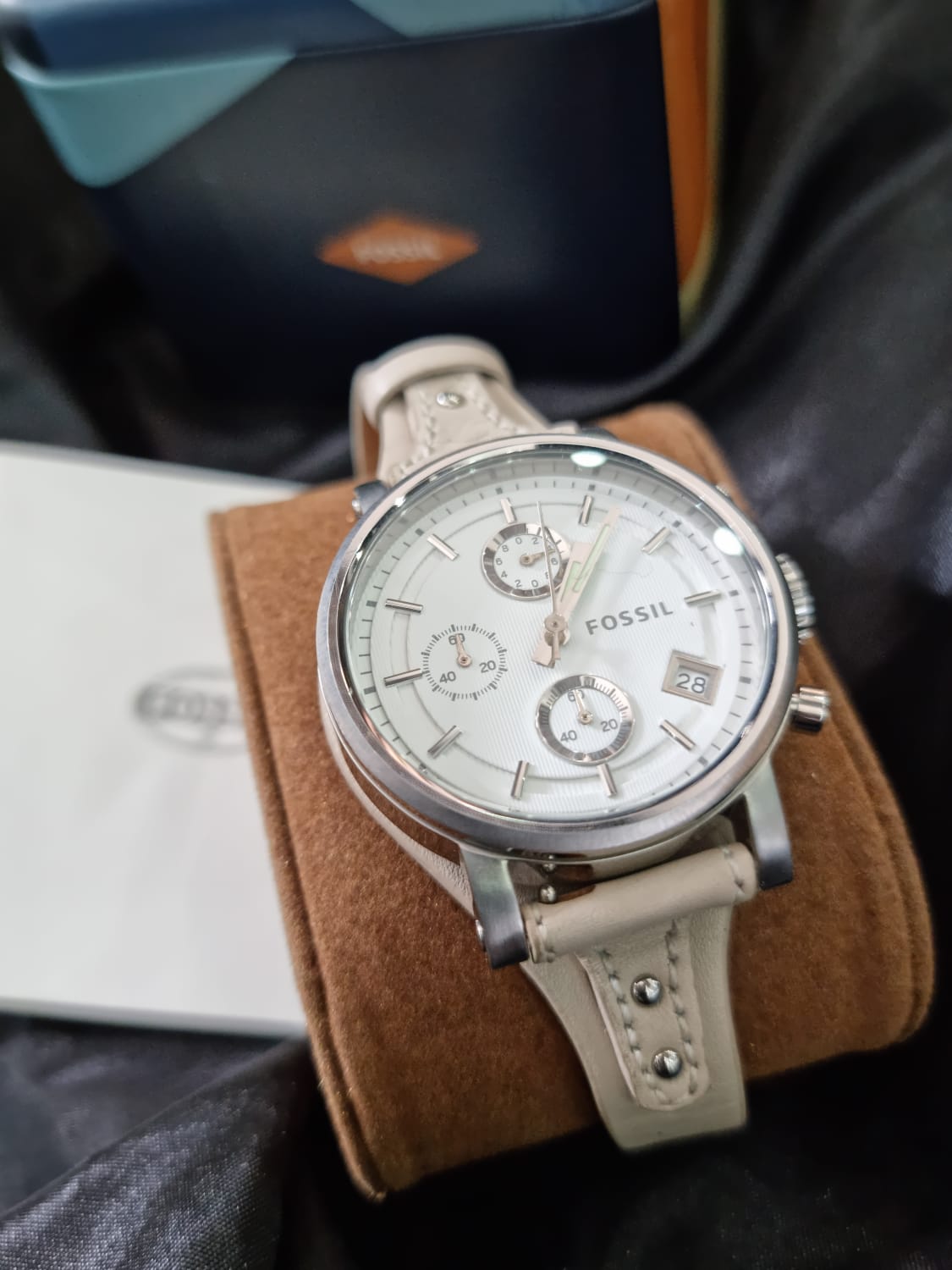  Shop Authentic Fossil Boyfriend White Dial Beige Leather Strap Watch for Women - ES3811 - Luxxuri