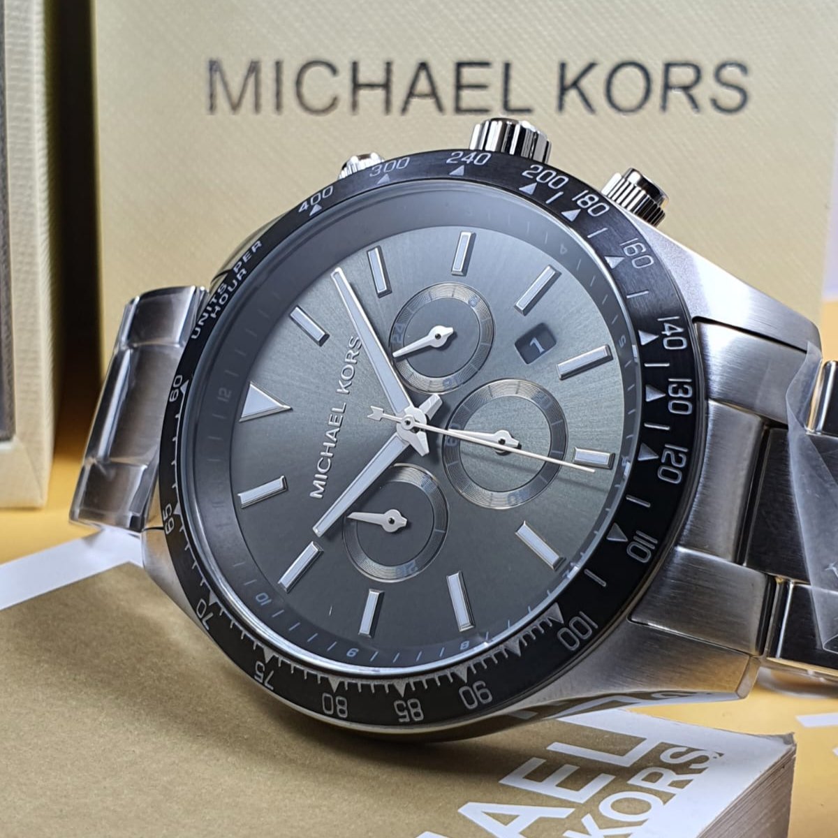  Shop Authentic Michael Kors Layton Chronograph Green Dial Silver Steel Strap Watch For Men - MK8912 - Luxxuri