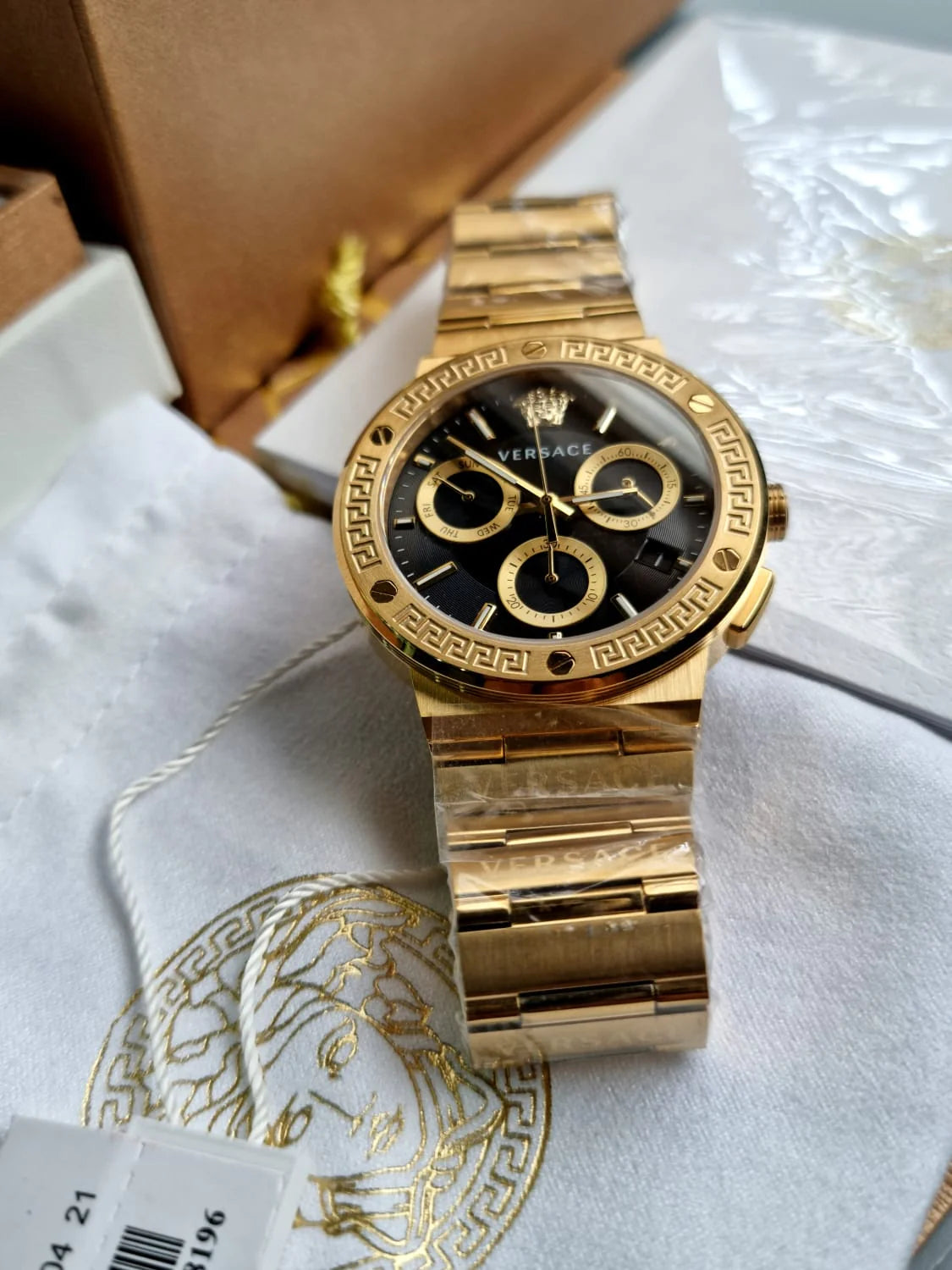  Shop Authentic Versace Greca Chronograph Black Dial Gold Steel Strap Watch For Men - VEZ900421 - Luxxuri