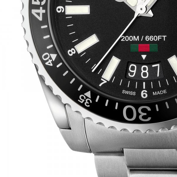  Shop Authentic Gucci Dive Quartz Black Dial Silver Steel Strap Watch For Men - YA136301 - Luxxuri
