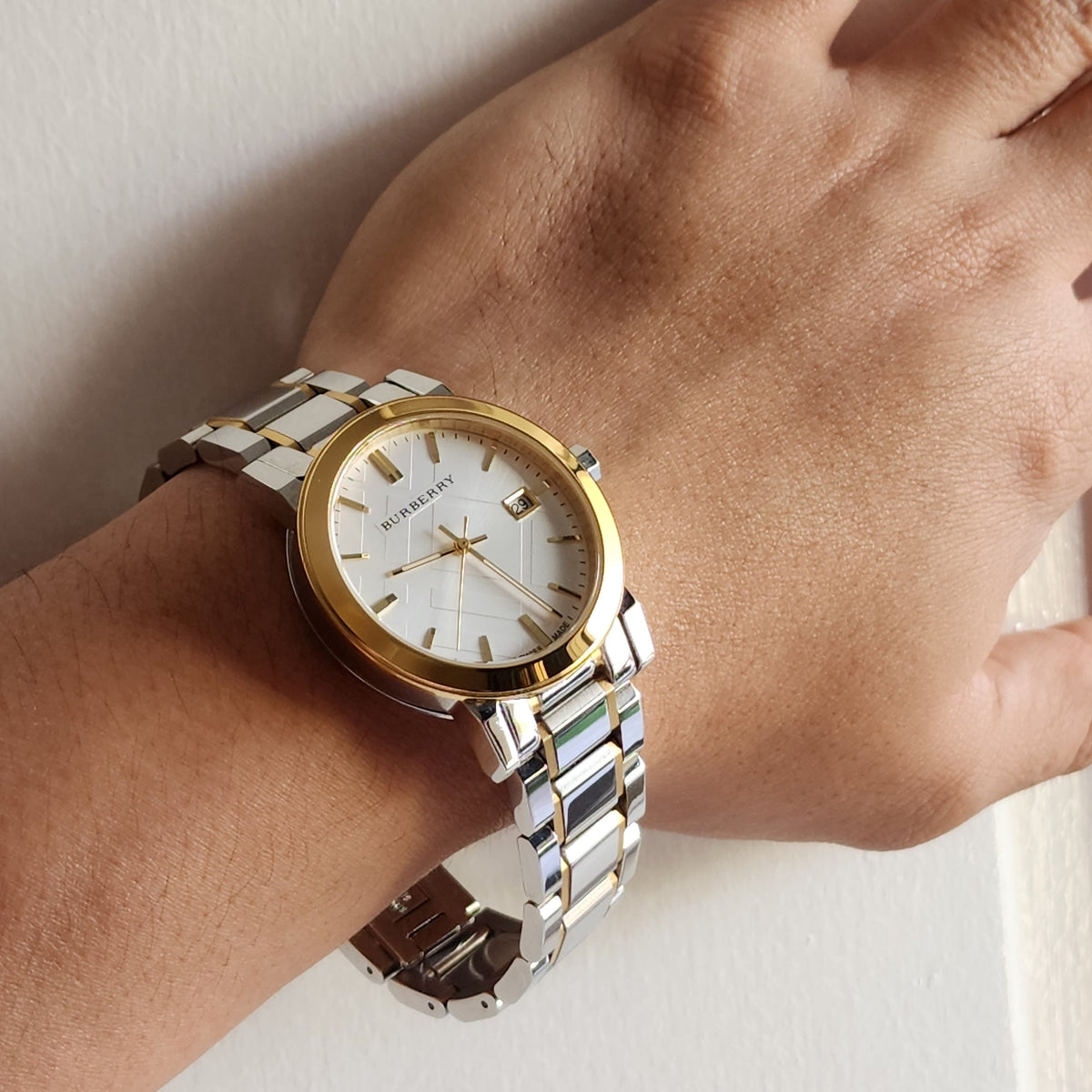  Shop Authentic Burberry Heritage Silver Dial Two Tone Steel Strap Watch for Women - BU1857 - Luxxuri
