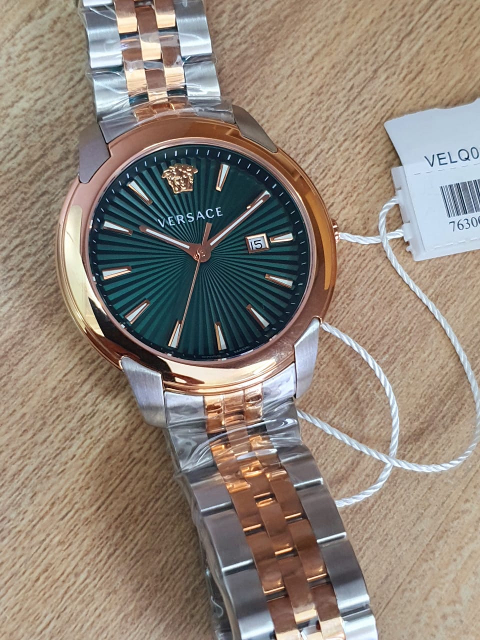  Shop Authentic Versace V-Urban Green Dial Two Tone Steel Strap Watch for Men - VELQ00619 - Luxxuri