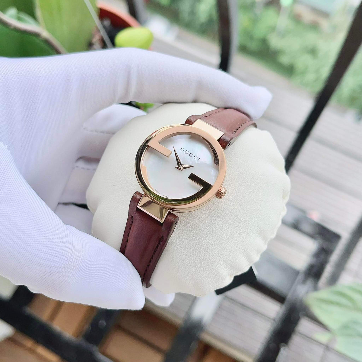  Shop Authentic Gucci G Interlocking Mother of Pearl Dial Brown Leather Strap Watch For Women - YA133516 - Luxxuri