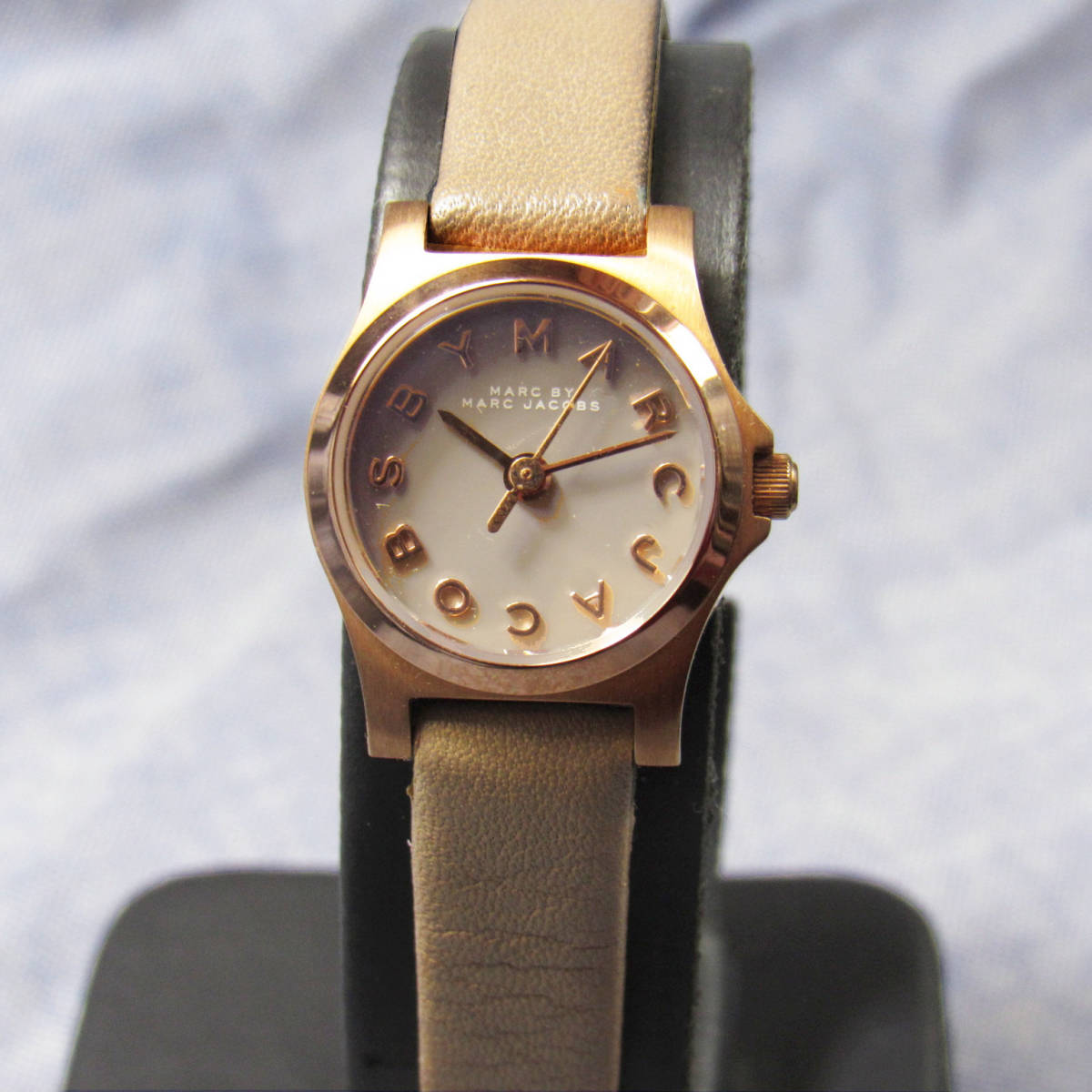  Shop Authentic Marc Jacobs Henry Dinky Grey Dial Grey Leather Strap Watch for Women - MBM1239 - Luxxuri
