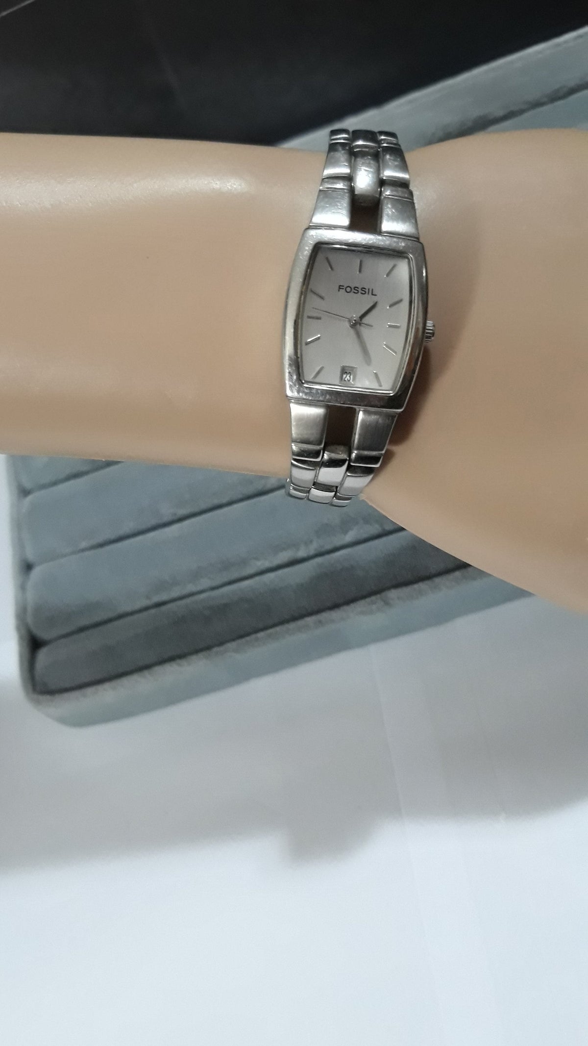  Shop Authentic Fossil Wallace Designer Silver Dial Silver Steel Strap Watch for Women - ES3057 - Luxxuri