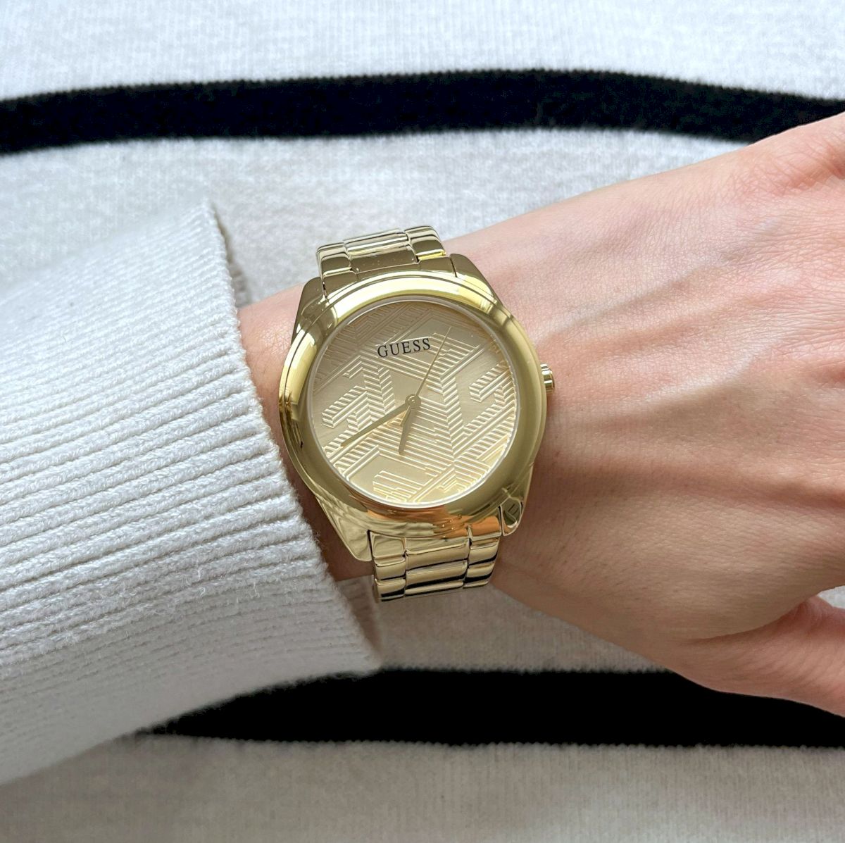  Shop Authentic Guess Cubed Analog Gold Dial Gold Steel Strap Watch For Women - GW0606L2 - Luxxuri