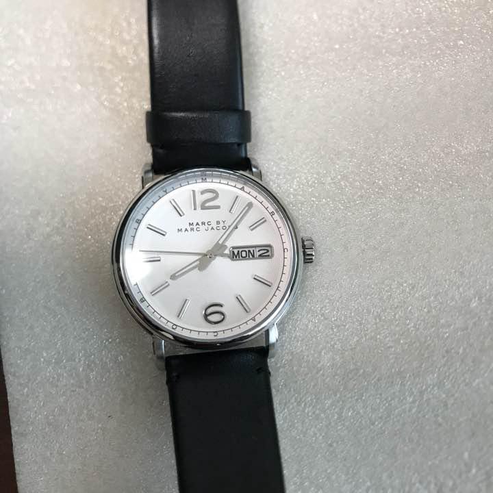  Shop Authentic Marc Jacobs Fergus White Dial Black Leather Strap Watch for Men - MBM5076 - Luxxuri