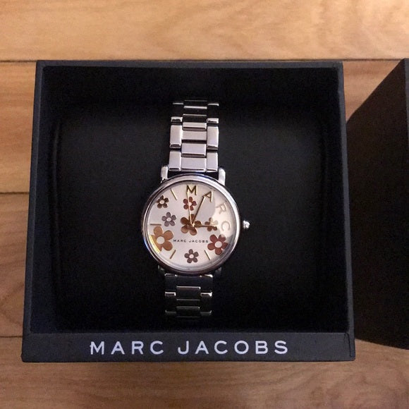  Shop Authentic Marc Jacobs Classic White Dial Silver Steel Strap Watch for Women - MJ3581 - Luxxuri