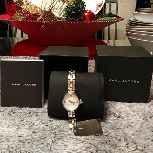  Shop Authentic Marc Jacobs Courtney Silver Dial Silver Steel Strap Watch for Women - MJ3456 - Luxxuri