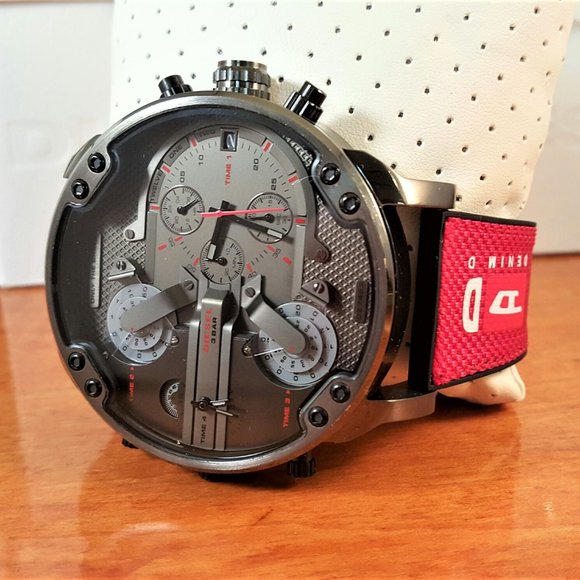  Shop Authentic Diesel Mr Daddy 2.0 Chronograph Grey Dial Red Rubber Strap Watch For Men - DZ7423 - Luxxuri