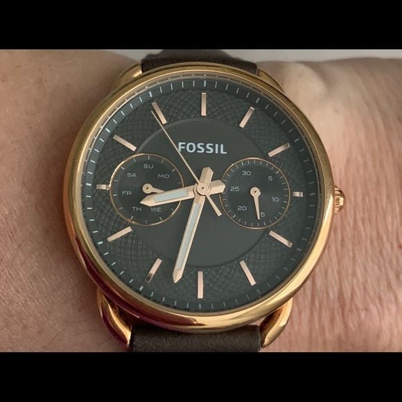  Shop Authentic Fossil Tailor Grey Dial Grey Leather Strap Watch for Women - ES3913 - Luxxuri