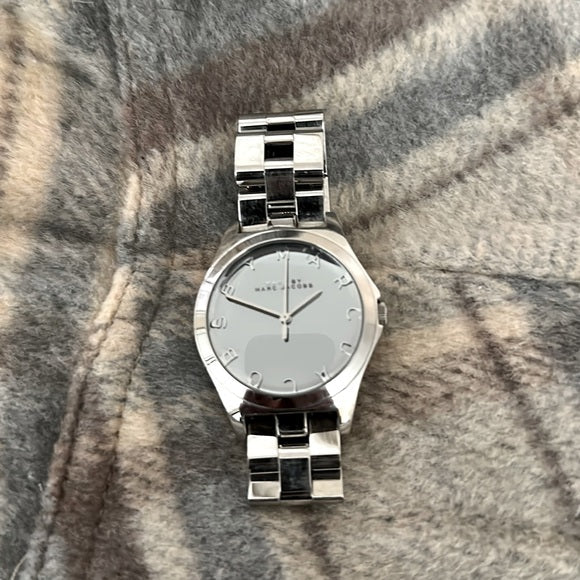  Shop Authentic Marc Jacobs Henry Silver Dial Silver Steel Strap Watch for Women - MBM3210 - Luxxuri