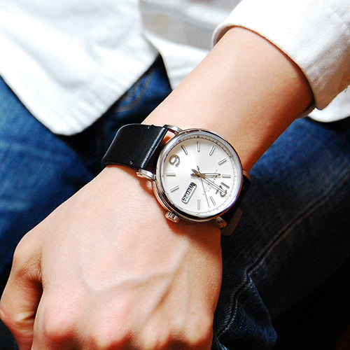  Shop Authentic Marc Jacobs Fergus White Dial Black Leather Strap Watch for Men - MBM5076 - Luxxuri