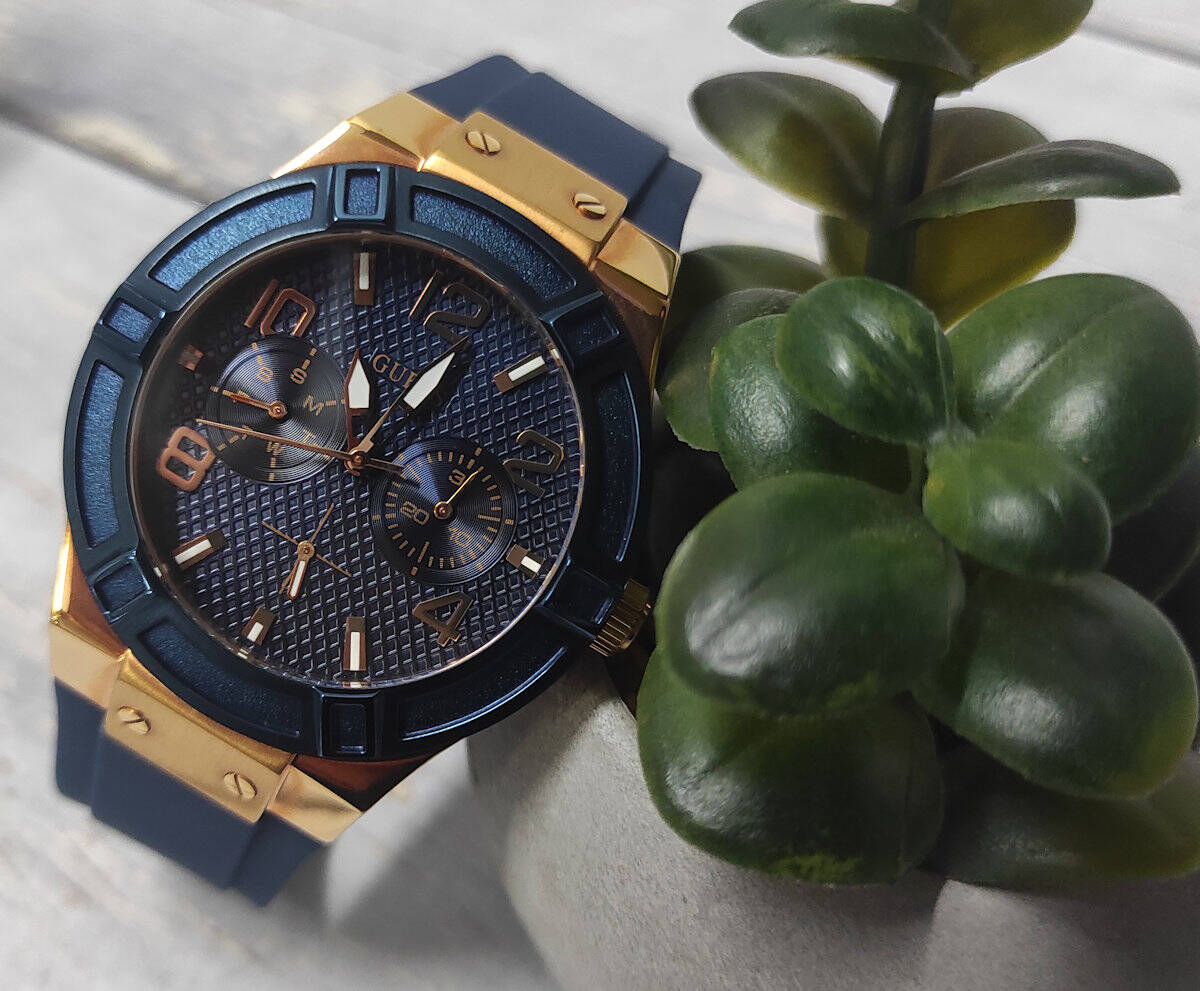  Shop Authentic Guess Jet Setter Analog Quartz Blue Dial Blue Rubber Strap Watch For Women - W0571L1 - Luxxuri