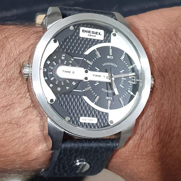  Shop Authentic Diesel Mini Daddy Black Silver Dial Black Leather Strap Watch For Men - DZ7307 - Luxxuri