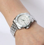  Shop Authentic Gucci Dive Quartz White Dial Silver Steel Strap Watch For Men - YA136336 - Luxxuri