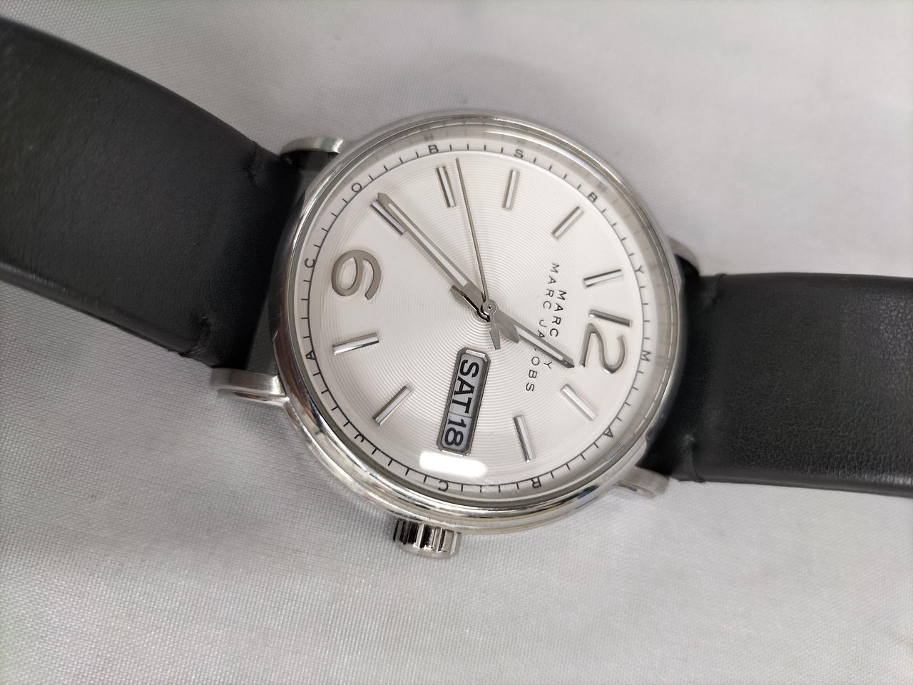  Shop Authentic Marc Jacobs Fergus White Dial Black Leather Strap Watch for Men - MBM5076 - Luxxuri