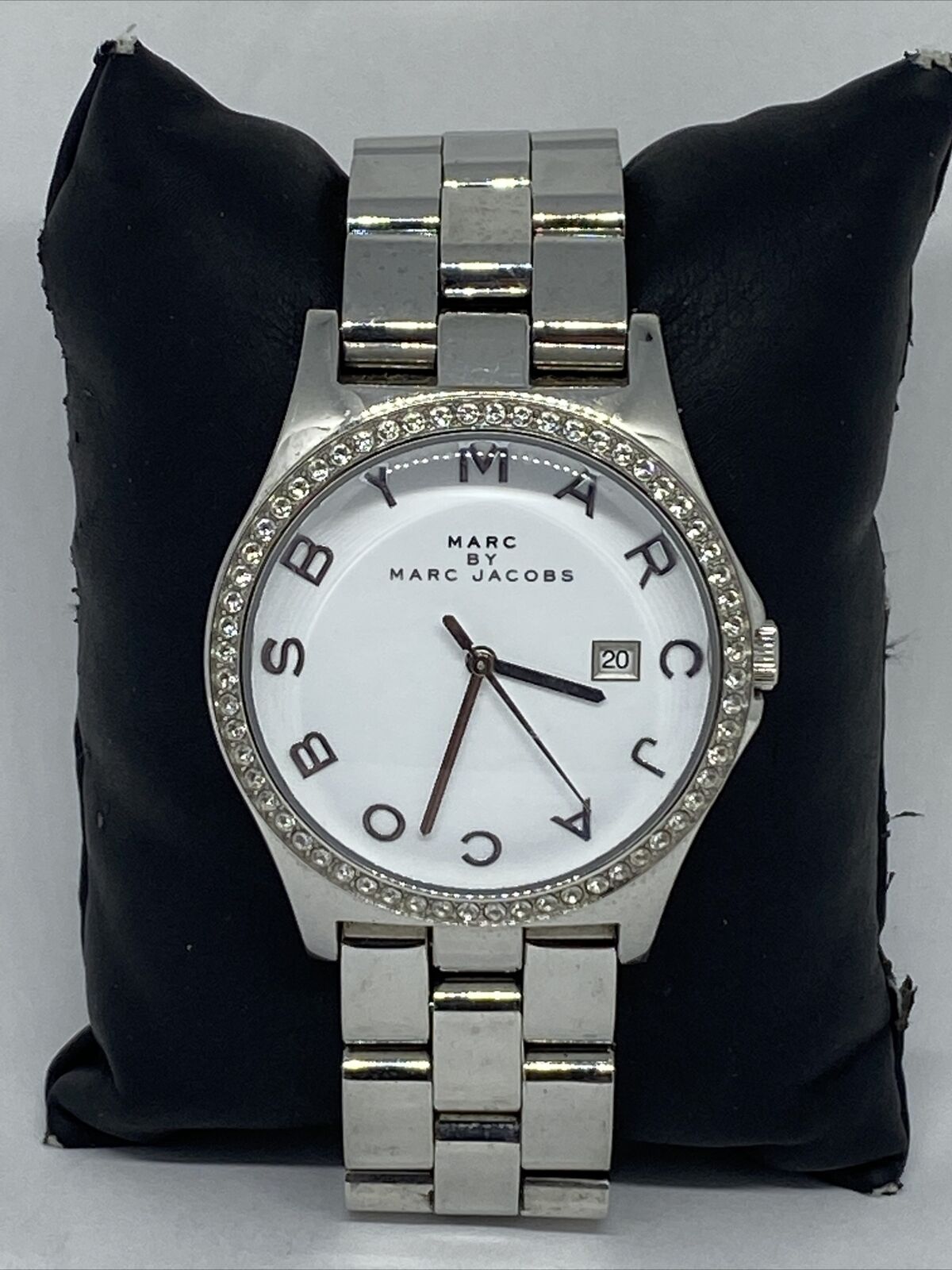  Shop Authentic Marc Jacobs Henry Diamonds White Dial Silver Steel Strap Watch for Women - MBM3044 - Luxxuri