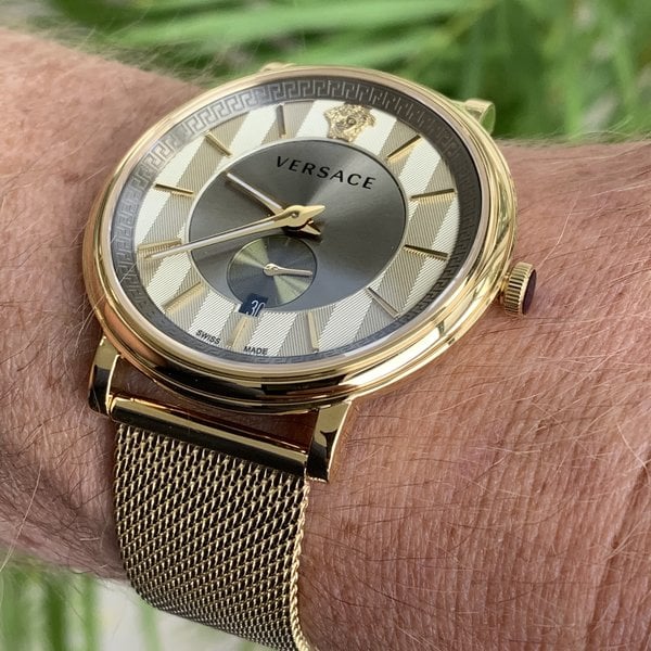  Shop Authentic Versace V Circle Quartz Gold Dial Gold Mesh Bracelet Watch For Men - VBQ070017 - Luxxuri
