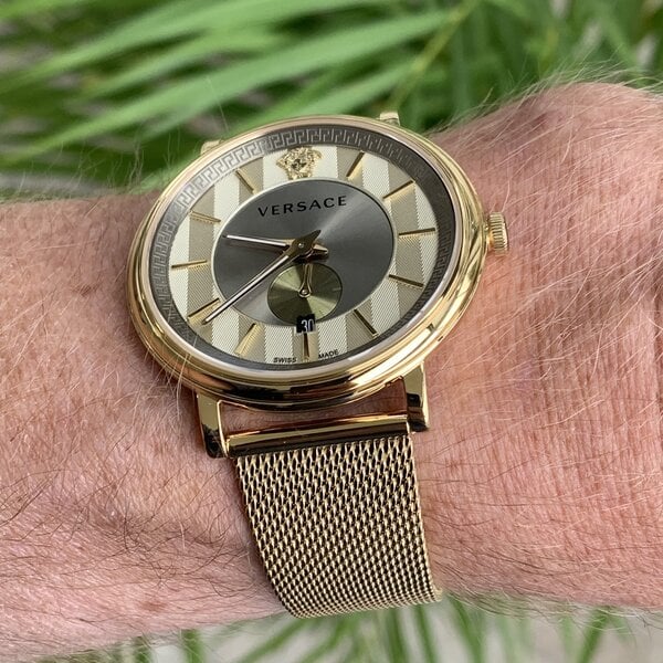  Shop Authentic Versace V Circle Quartz Gold Dial Gold Mesh Bracelet Watch For Men - VBQ070017 - Luxxuri